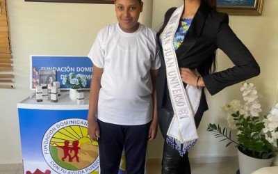 Melody Arlenne candidata a miss universo dominicana visita la fundación .